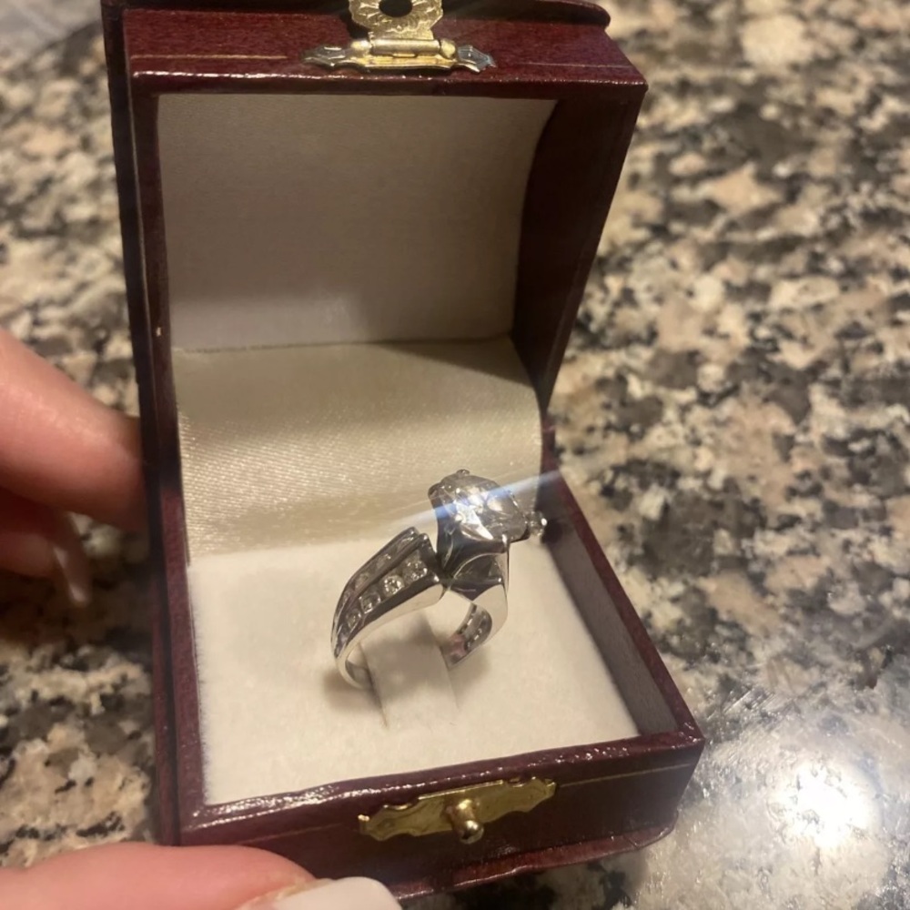 Beautiful Diamond ring - Picture 8 of 8